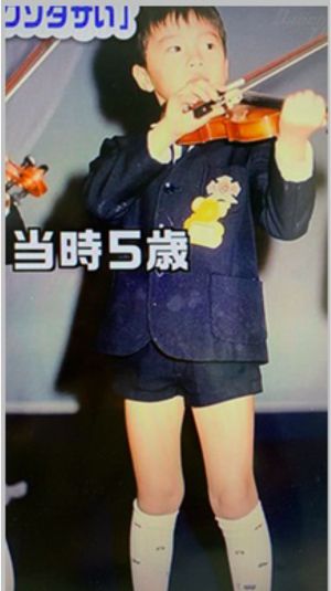 田中圭5歳のバイオリン画像